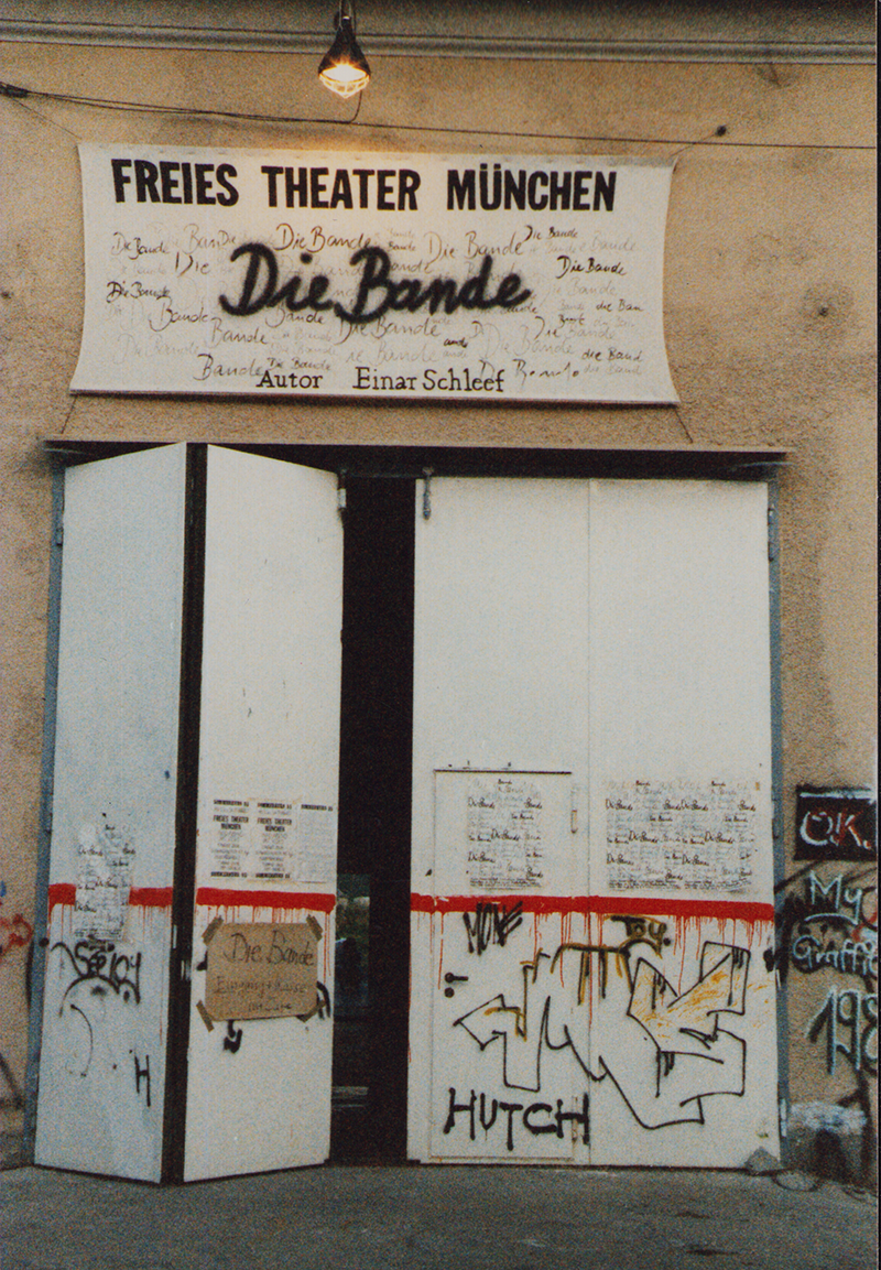 1985 - DIE BANDE (Eingang Theaterhalle Tor 1)&copy;FTM