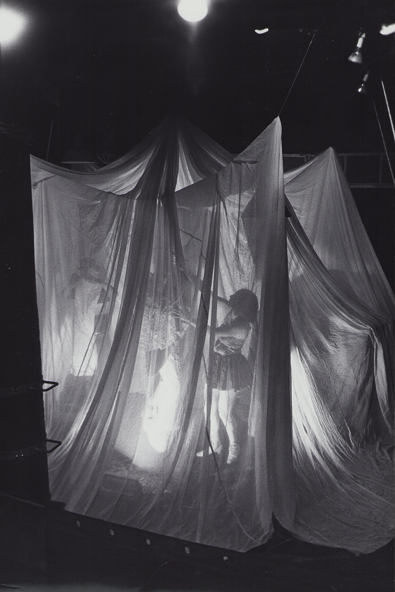 1975 - ENDSPIEL, M&uuml;nchen, W&ouml;rthstra&szlig;e 9 (Situation Einlass Publikum)&copy;Oda Sternberg