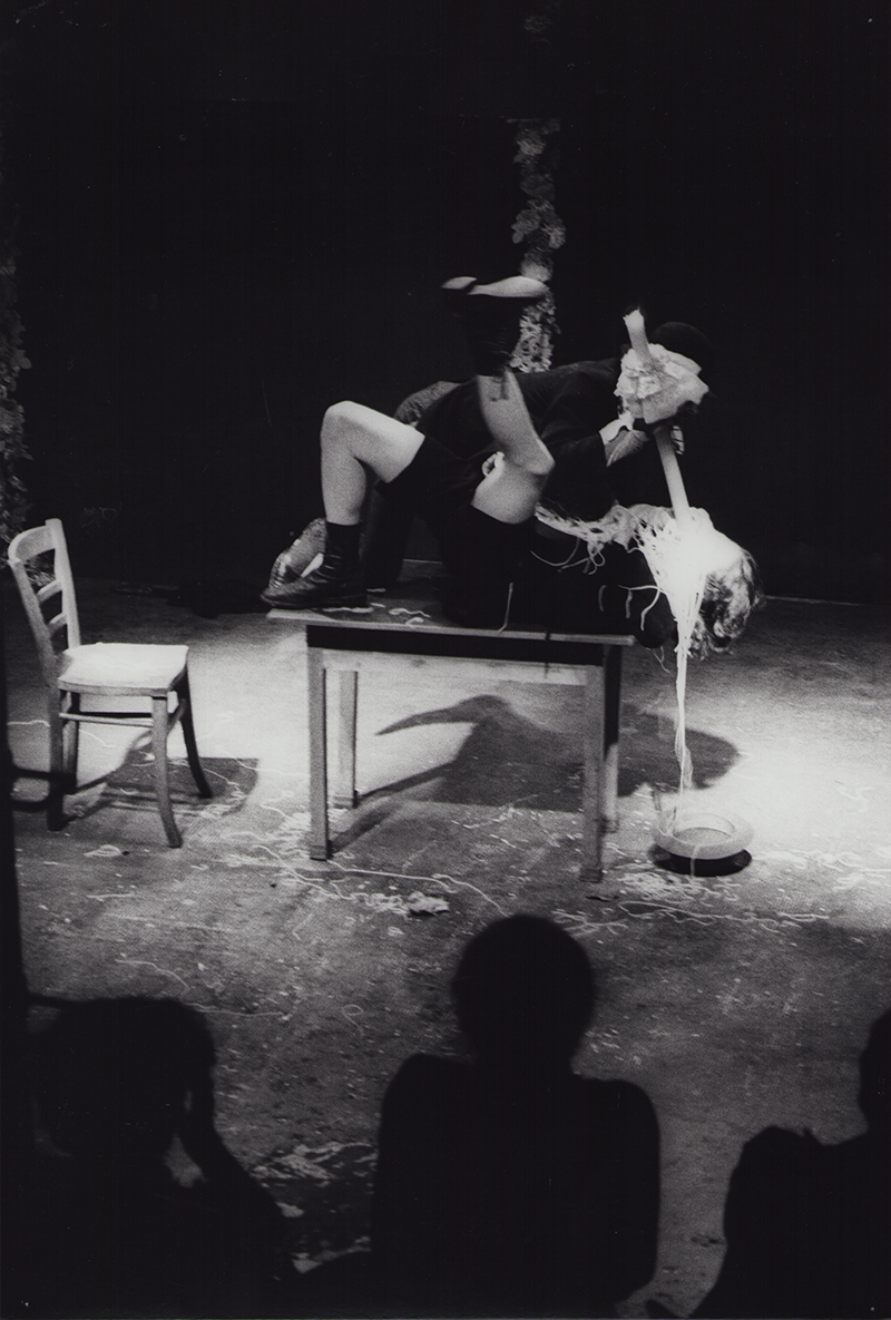 1977 - FIRMLING, nach Karl Valentin (Kurt Bildstein, Benno Ifland) Tisch &copy;Oda Sternberg