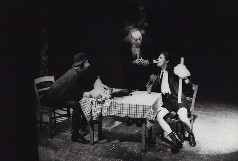 1977 - FIRMLING, nach Karl Valentin (Kurt Bildstein, Colin Gilder, Benno Ifland) Tisch &copy;Oda Sternberg