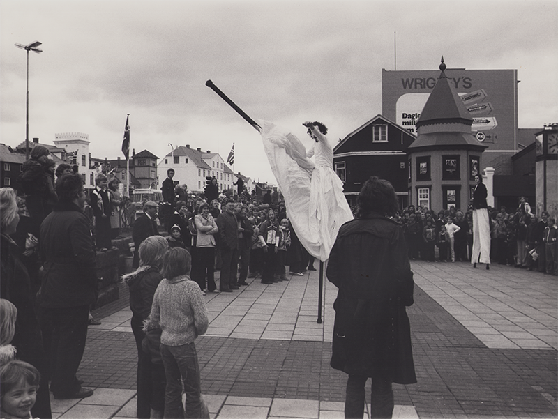 1978 - Reykjavik Center, Stelzenakrobatik von Siegi Maschek &copy;FTM