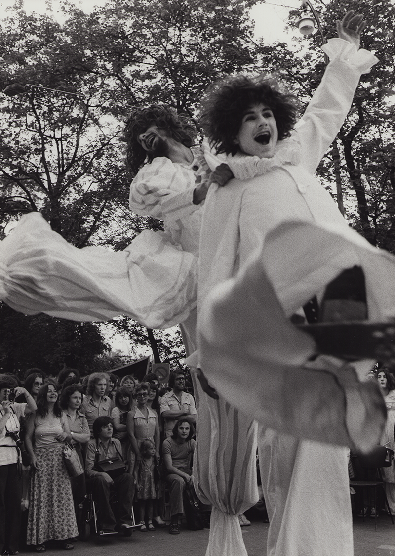 1977 - M&uuml;nchen, Elisabethplatz, WEISSE CLOWNS (Bildstein, Maschek)&copy;W Giesche
