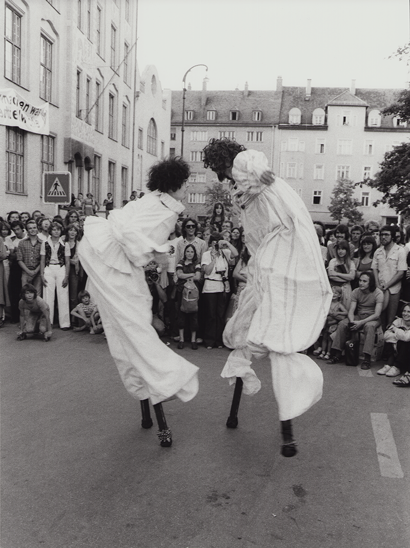 1977 - M&uuml;nchen, Elisabethplatz, WEISSE CLOWNS (Maschek, Bildstein)&copy;W Giesche