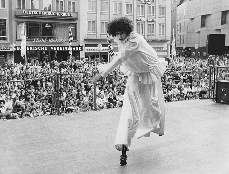 1978 - M&uuml;nchen, Marienplatz, WEISSE CLOWNS (Siegi Maschek)&copy;Oda Sternberg