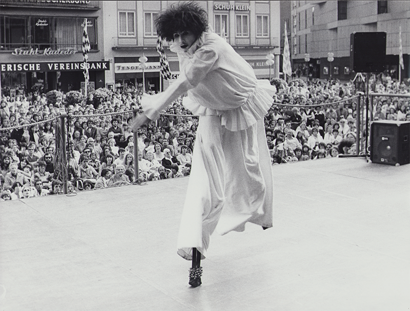 1978 - WEISSE CLOWNS, Marienplatz M&uuml;nchen (Siegi Maschek)&copy;Oda Sternberg