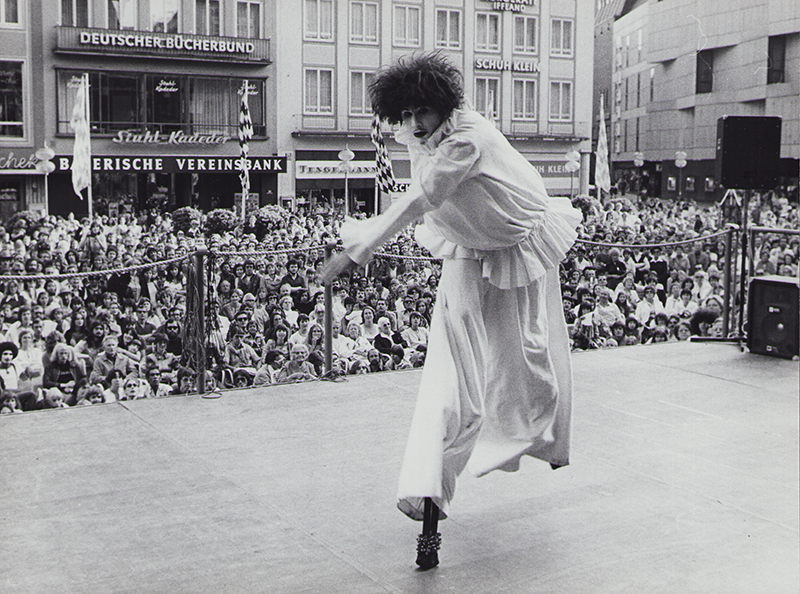 1978 - WEISSE CLOWNS, Marienplatz M&uuml;nchen (Siegi Maschek)&copy;Oda Sternberg