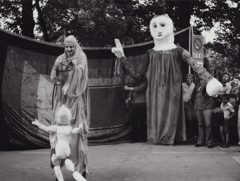 1980 - Elisabethplatz, M&uuml;nchen, TETZELS ABLASS, Maria mit Kind und Priesterfigur (Johanna Bittenbinder) &copy;Oda Sternberg