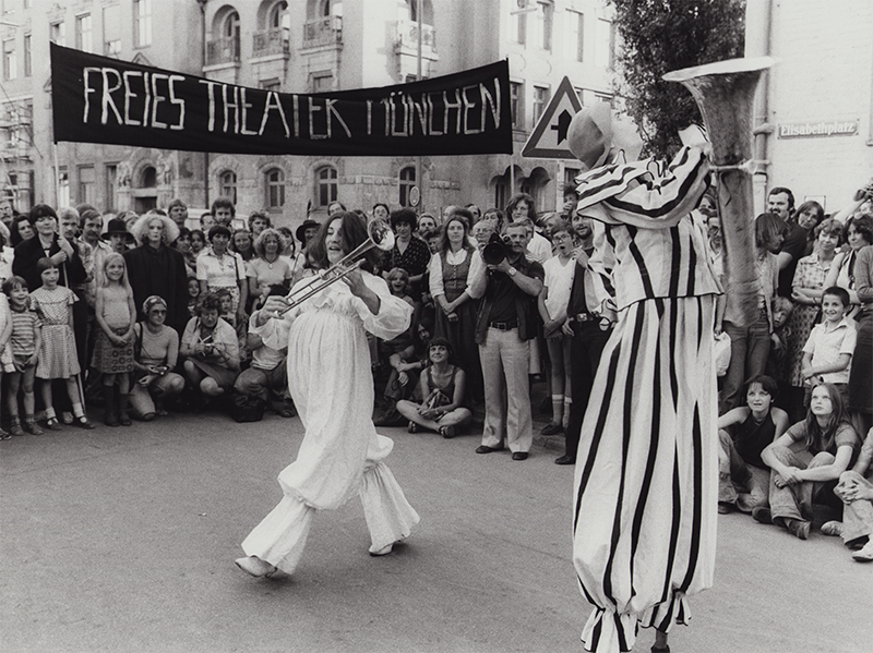 1980 - M&uuml;nchen, Elisabethplatz, WEISSE CLOWNS (Gilder, Ifland)&copy;W Giesche