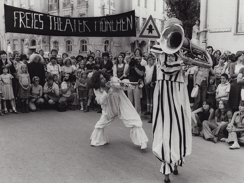 1980 - M&uuml;nchen, Elisabethplatz, WEISSE CLOWNS (Gilder, Ifland)&copy;W Giesche