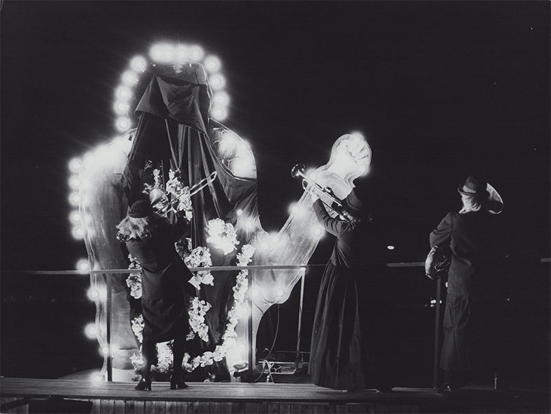 1978 - ELVIS ROCKGARDEN, Theaterfestival M&uuml;nchen (ELVIS verh&uuml;llt) &copy;Oda Sternberg