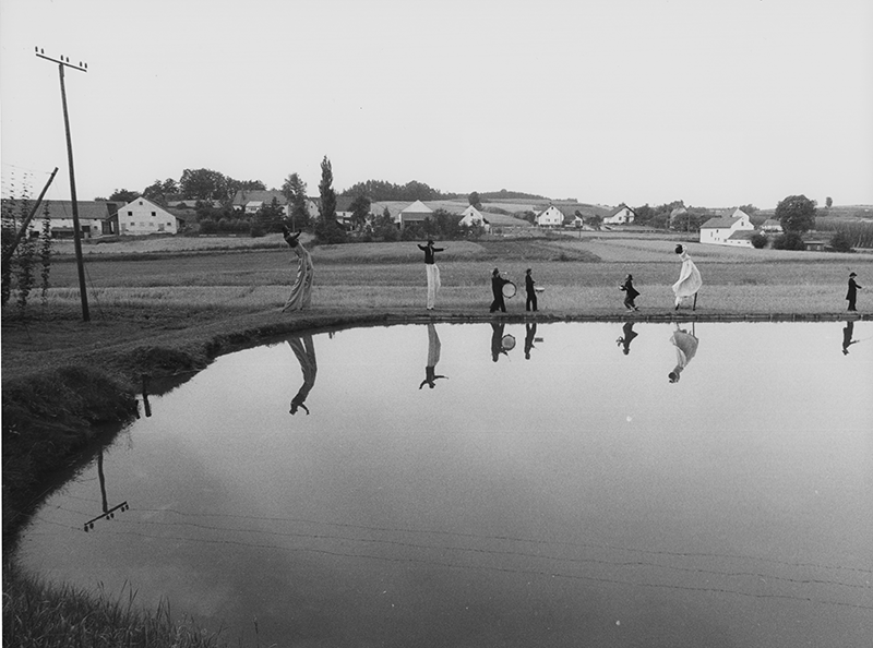 1980 - Dorffest, Wei&szlig;e Clowns, am Weiher &copy;Giesche